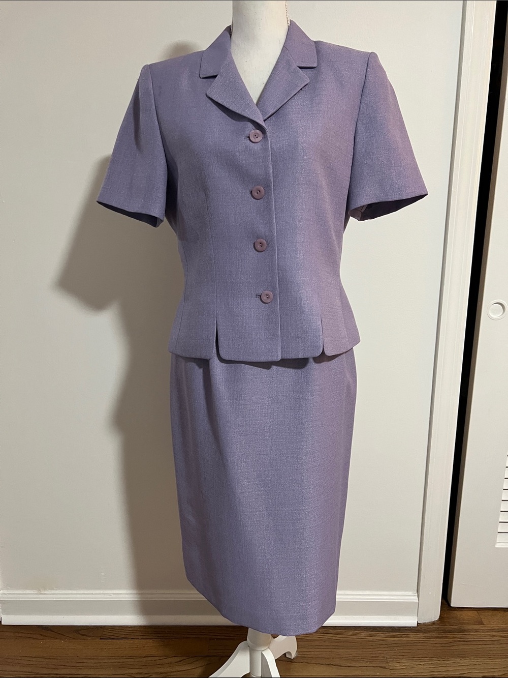 Le Suit Vintage Women's Lavender Two-Piece Suit Set with Pencil Skirt